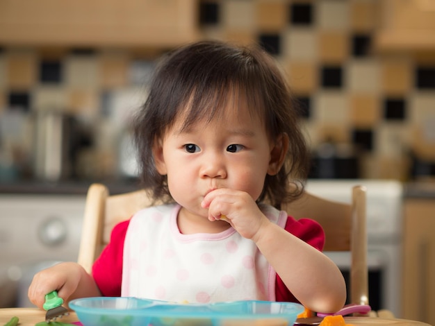 食べている可愛い女の子の肖像画