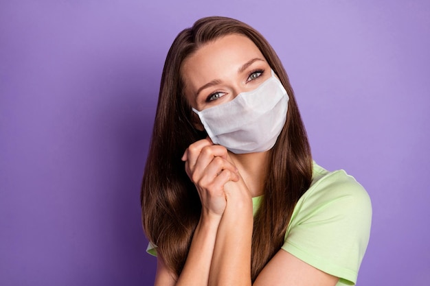 Ritratto di una ragazza carina che si gode la pace indossa una maschera isolata su uno sfondo di colore viola lilla vivace e brillante