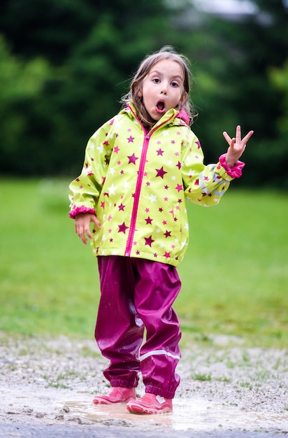 Photo portrait of cute girl gesturing on field