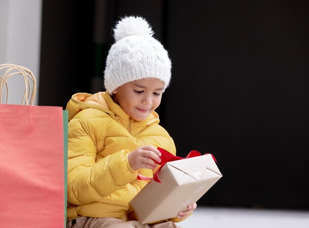 Photo portrait of cute girl holding gift box