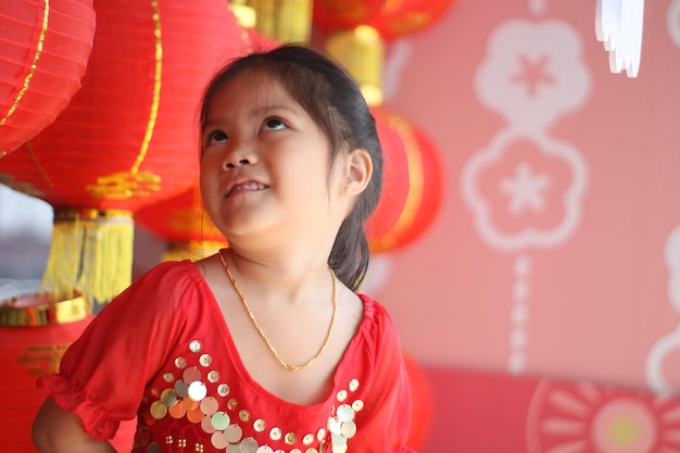 Photo portrait of cute girl looking away