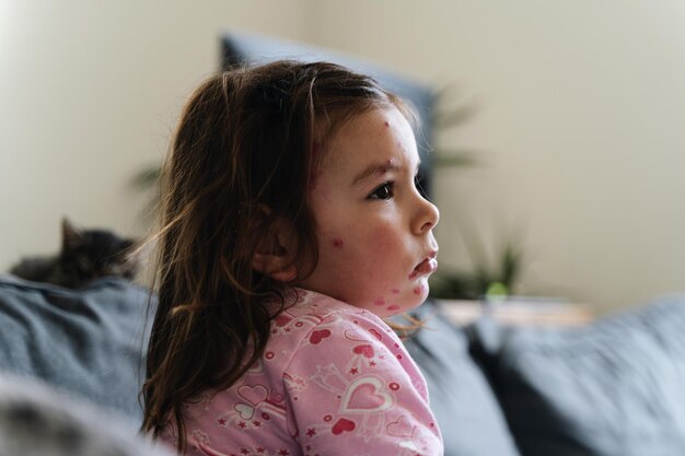 Photo portrait of cute girl looking away