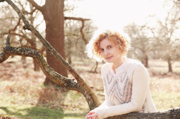 Photo portrait of cute girl in park