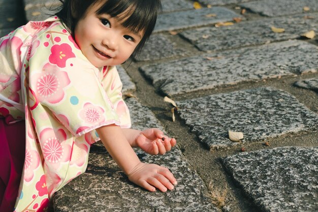 歩道で遊んでいる可愛い女の子の肖像画