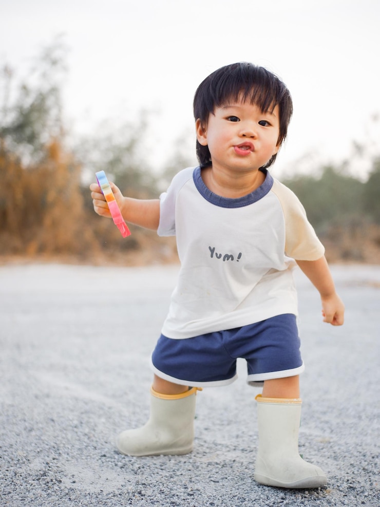 Photo 路上でおもちゃで遊んでいる可愛い女の子の肖像画