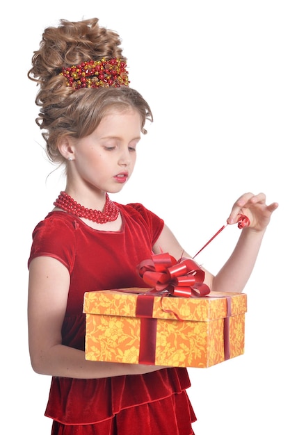 Портрет милой девушки в красном платье с подарочной коробкой
