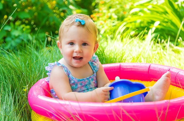 Photo portrait of cute girl sitting on grass