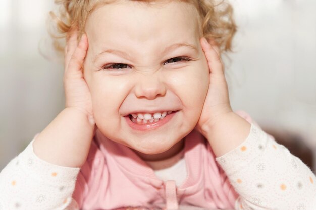 Photo portrait of cute girl smiling