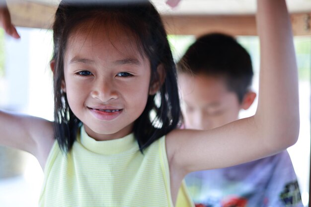 Photo portrait of cute girl smiling