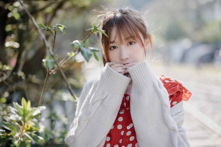 Photo 植物に背を向けて立っている可愛い女の子の肖像画