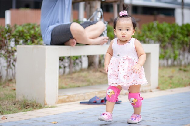 공원 의 보행자 길 에 서 있는 귀여운 소녀 의 초상화