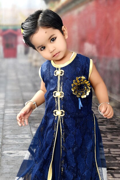 Photo portrait of cute girl standing on footpath