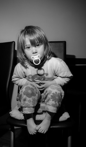 Photo portrait of cute girl standing at home