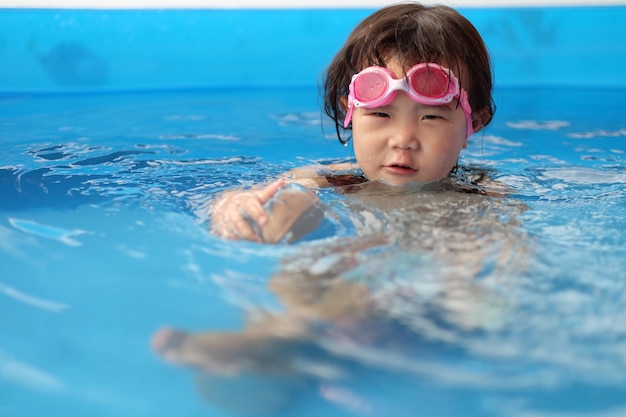 Foto ritratto di una ragazza carina che nuota in piscina