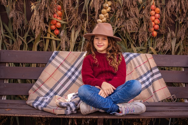 가을 할로윈 컨셉으로 따뜻한 옷을 입은 귀여운 소녀의 초상화