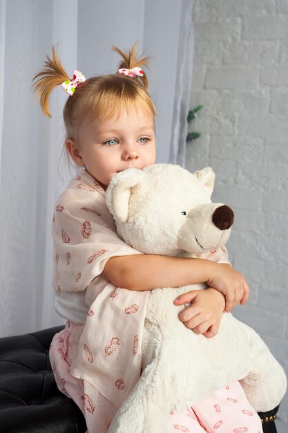 Photo portrait of cute girl with teddy bear