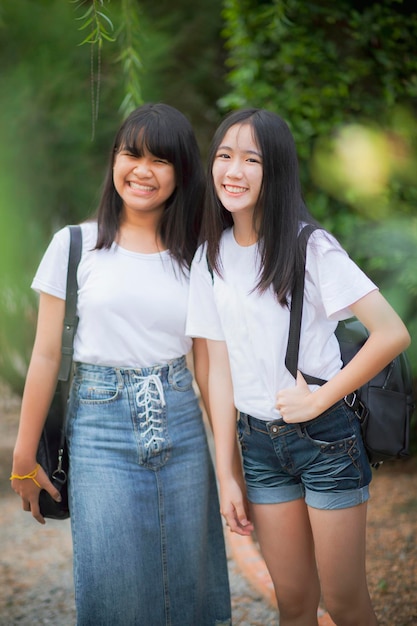 Photo portrait of cute girls standing outdoors