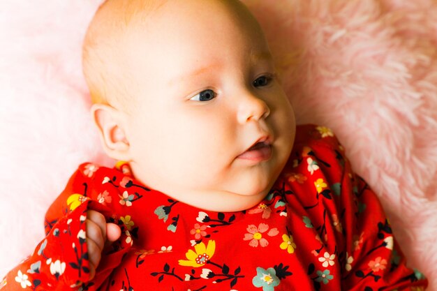 ベッドに横たわっている可愛い小さな赤ちゃんの肖像画
