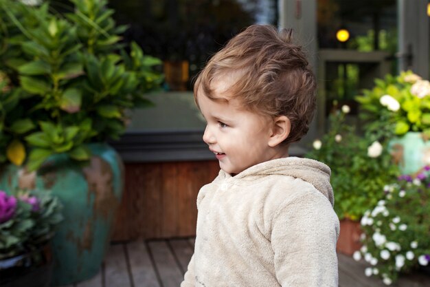 かわいい男の子の肖像画。外で幸せなロブリーの子供。脇を見てください