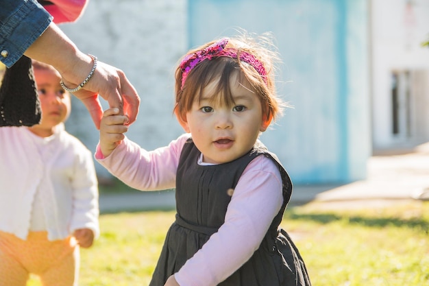 Photo portrait of cute little girl outdoors