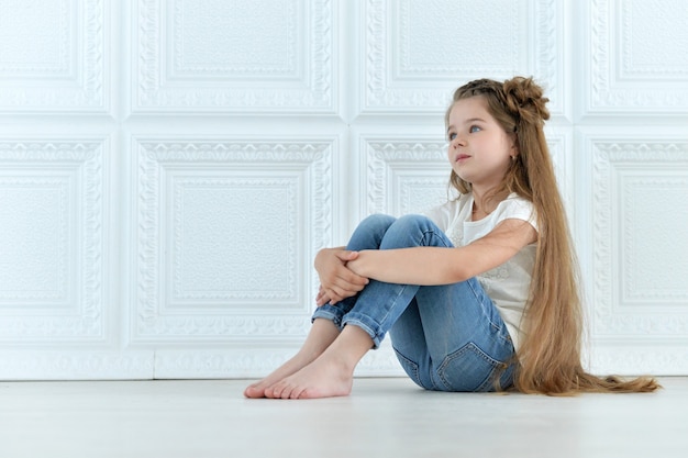 Ritratto di una bambina carina in posa con un bel vestito