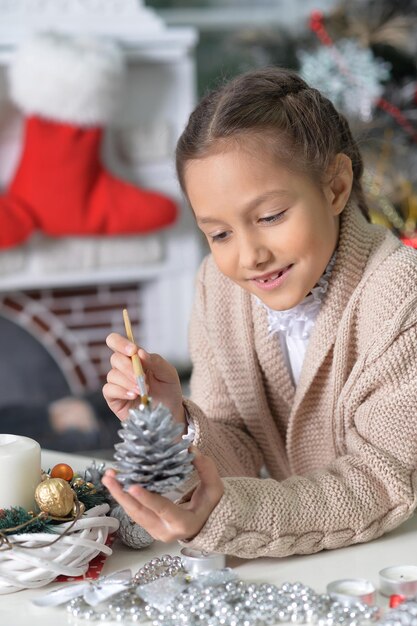 家でクリスマスの準備をしているかわいい女の子の肖像画