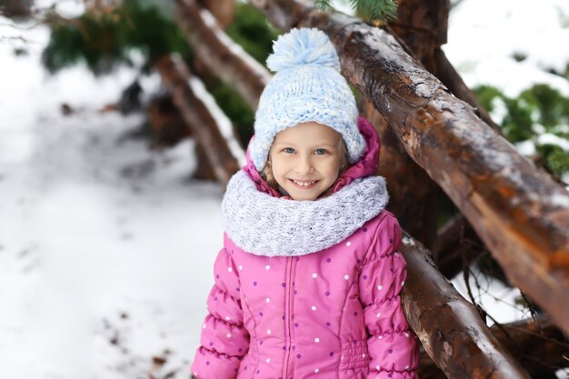 Портрет милой маленькой девочки в зимнем парке