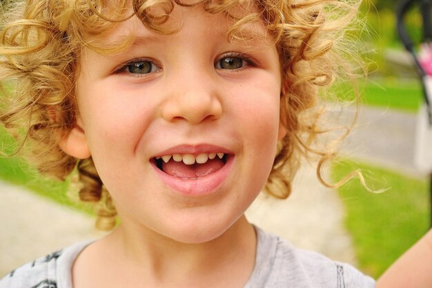 Foto ritratto di un ragazzo carino e sorridente