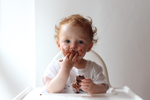 チョコレートを食べている可愛い笑顔の女の子の肖像画