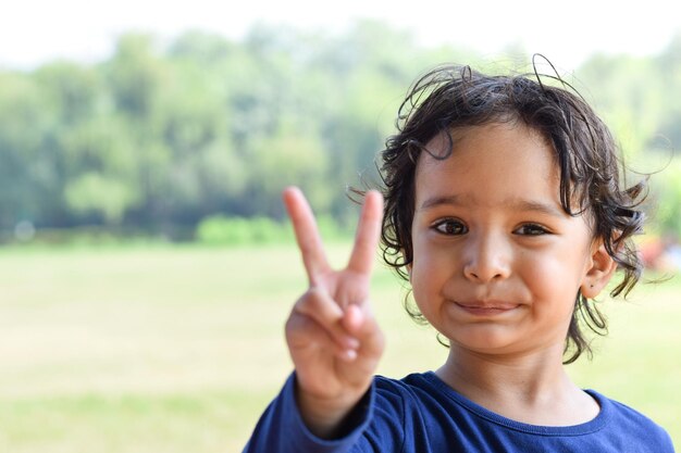 Photo portrait of cute smiling girl outdoors