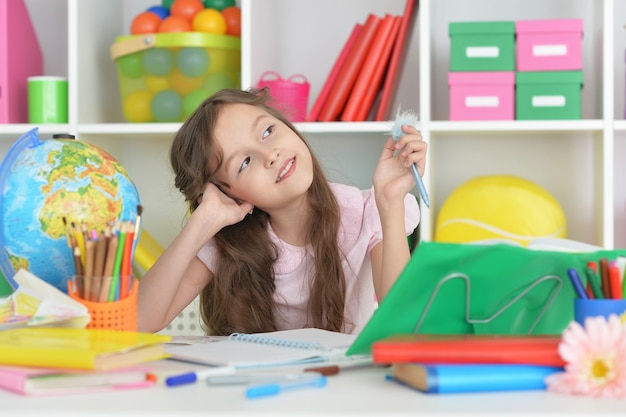 クラスでかわいい学生の女の子の肖像画