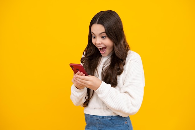 웹 타이핑 SMS 메시지 모바일 앱에서 휴대폰 채팅을 하는 귀여운 10대 소녀의 초상화