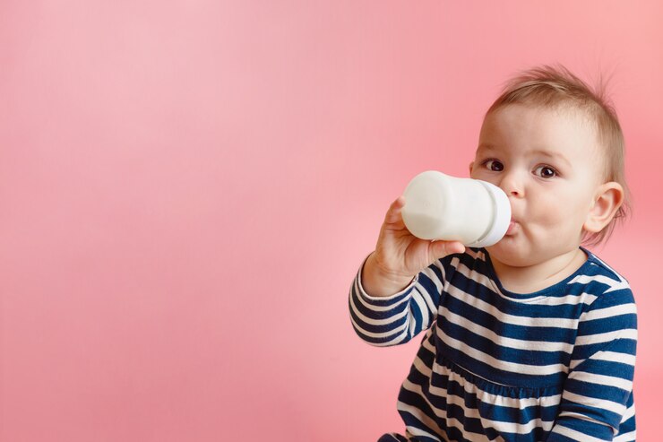 ボトルから牛乳を飲むかわいい幼児の肖像画
