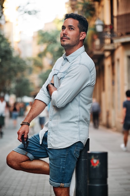 Foto ritratto di un ragazzo latino dai capelli scuri in posa per una sessione fotografica