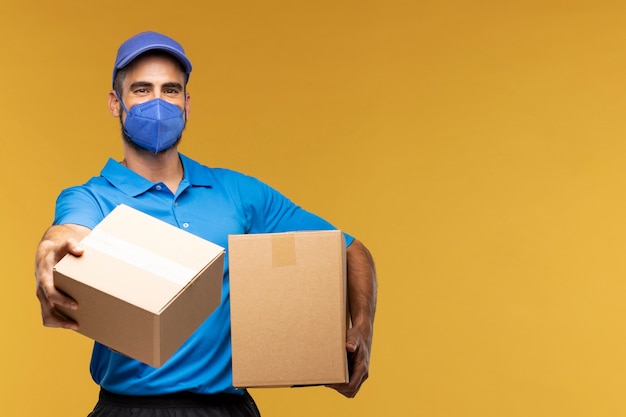 Photo portrait of delivery man holding cardboard parcel