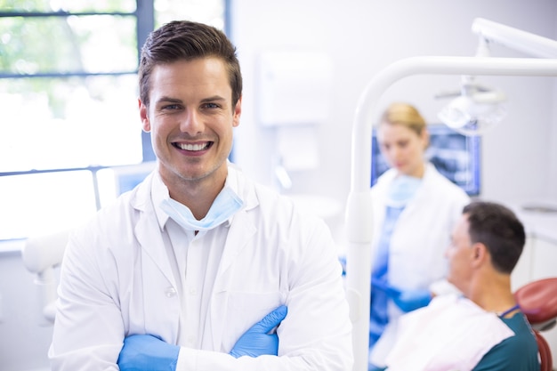 Портрет стоматолога, стоящего со скрещенными руками