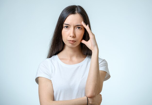 Ritratto della donna depressa che tocca la sua testa