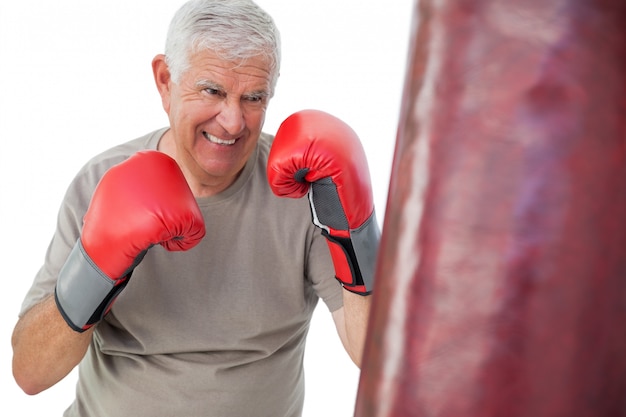 Photo portrait of a determined senior boxer