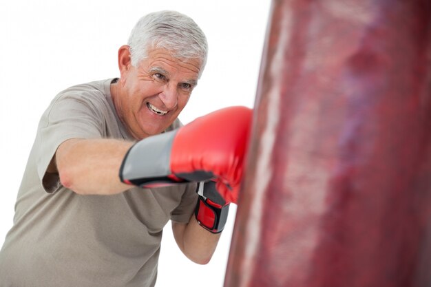 Photo portrait of a determined senior boxer