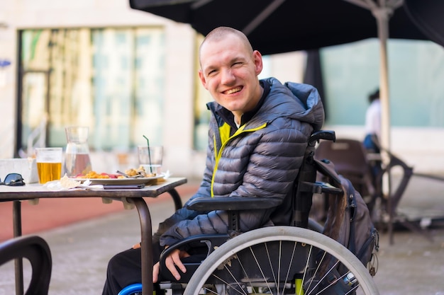 Портрет инвалида в инвалидной коляске в ресторане нормальность людей с ограниченными возможностями