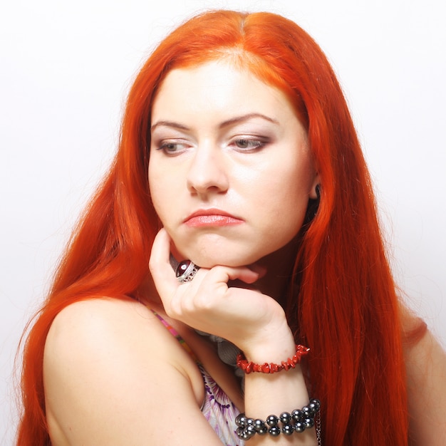 Photo portrait of dissatisfied young woman