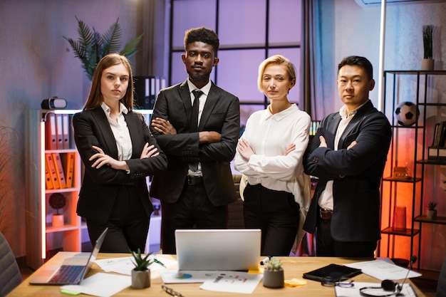 Photo portrait of diverse office team posing with arms crossed indoors