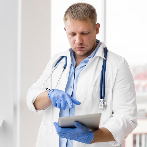 Foto ritratto di un medico che controlla un modulo medico