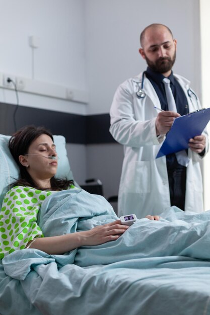 Photo portrait of doctor examining patient at clinic