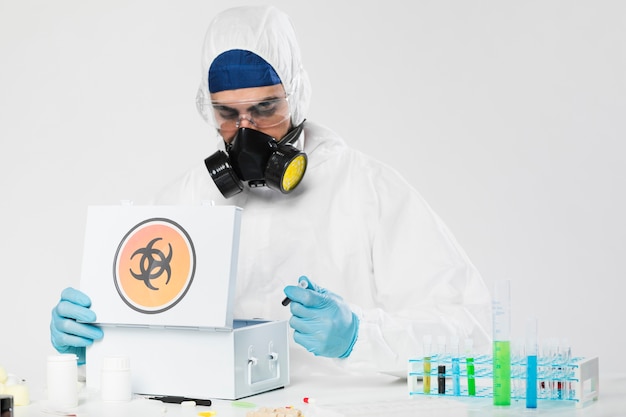 Photo portrait of doctor looking into medical samples