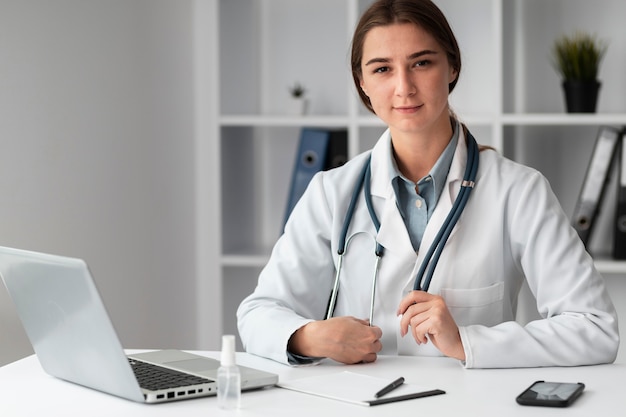 Foto ritratto di medico in posa in ospedale