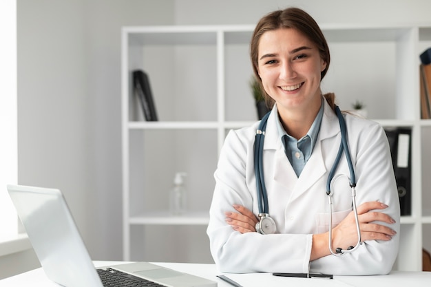 Foto ritratto di medico in posa con lo stetoscopio