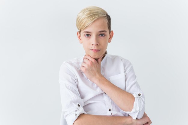 Photo portrait of doctor standing against white background