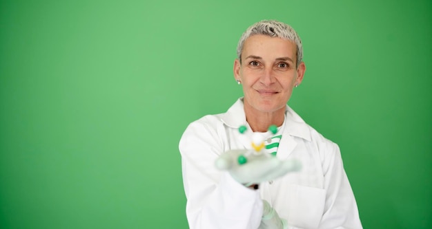 Photo portrait of doctor standing against white background