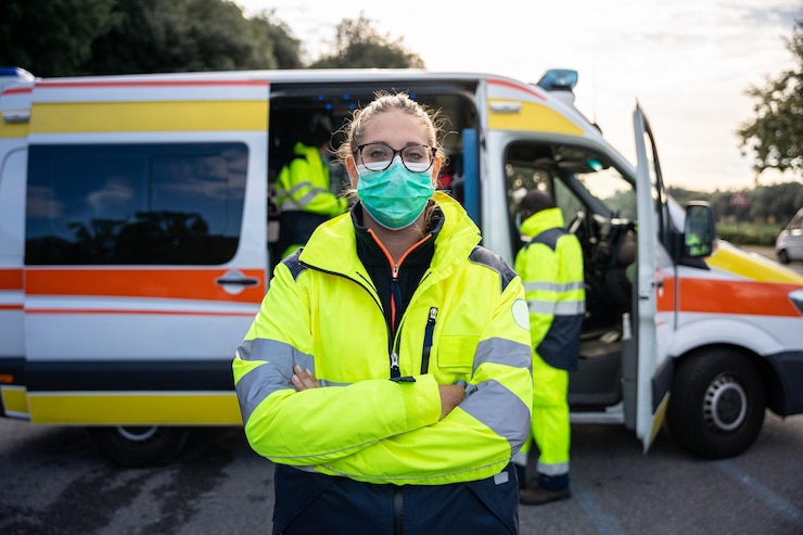 Photo portrait of doctor wearing mask standing against ambulance